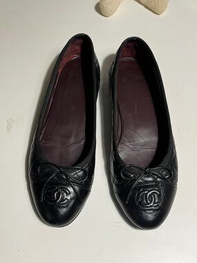 CHANEL Black Quilted Leather Ballet Flats with CC Logo Bow
